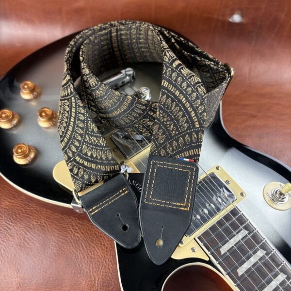 Sangle de guitare artisanale en tissu japonais et cuir noir Kin no Sazanami atelier Tango&K pièce unique (6)