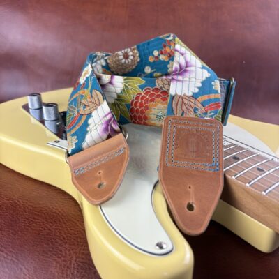 Sangle de guitare artisanale en tissu japonais et cuir tabac Aohana atelier Tango&K pièce unique (5)