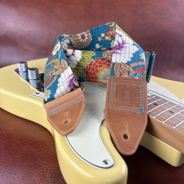 Sangle de guitare artisanale en tissu japonais et cuir tabac Aohana atelier Tango&K pièce unique (5)