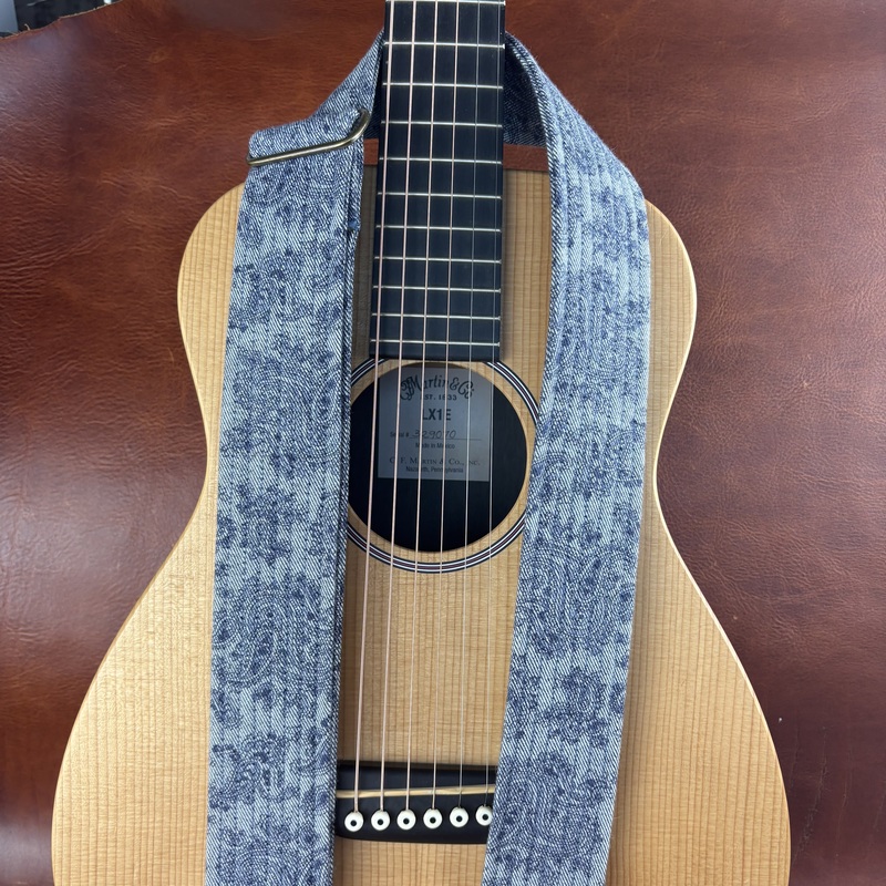 Sangle de guitare denim story en jean upcyclé et cuir moutarde faite à la main atelier Tango&K (1)(1)