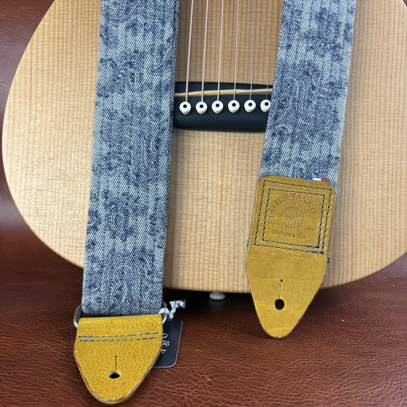 Sangle de guitare denim story en jean upcyclé et cuir moutarde faite à la main atelier Tango&K (3)