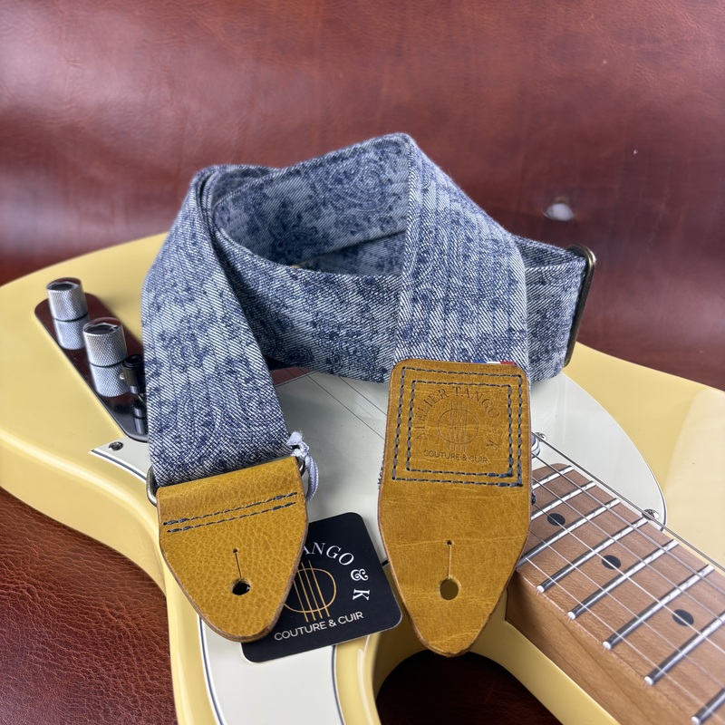 Sangle de guitare denim story en jean upcyclé et cuir moutarde faite à la main atelier Tango&K (4)