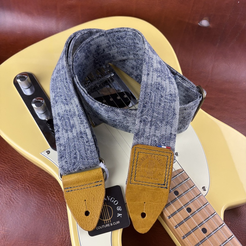 Sangle de guitare denim story en jean upcyclé et cuir moutarde faite à la main atelier Tango&K (5)