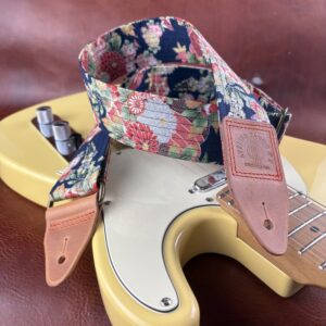 Sangle de guitare tissu japonais Kiku to Ume et cuir tabac atelier Tango&K (10)