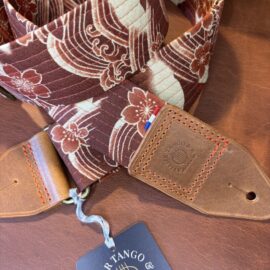 Fabrication-artisanale-d'une-sangle-de-guitare-en-tissu-japonais-et-cuir-dans-l'atelier-Tango-&-K (3)